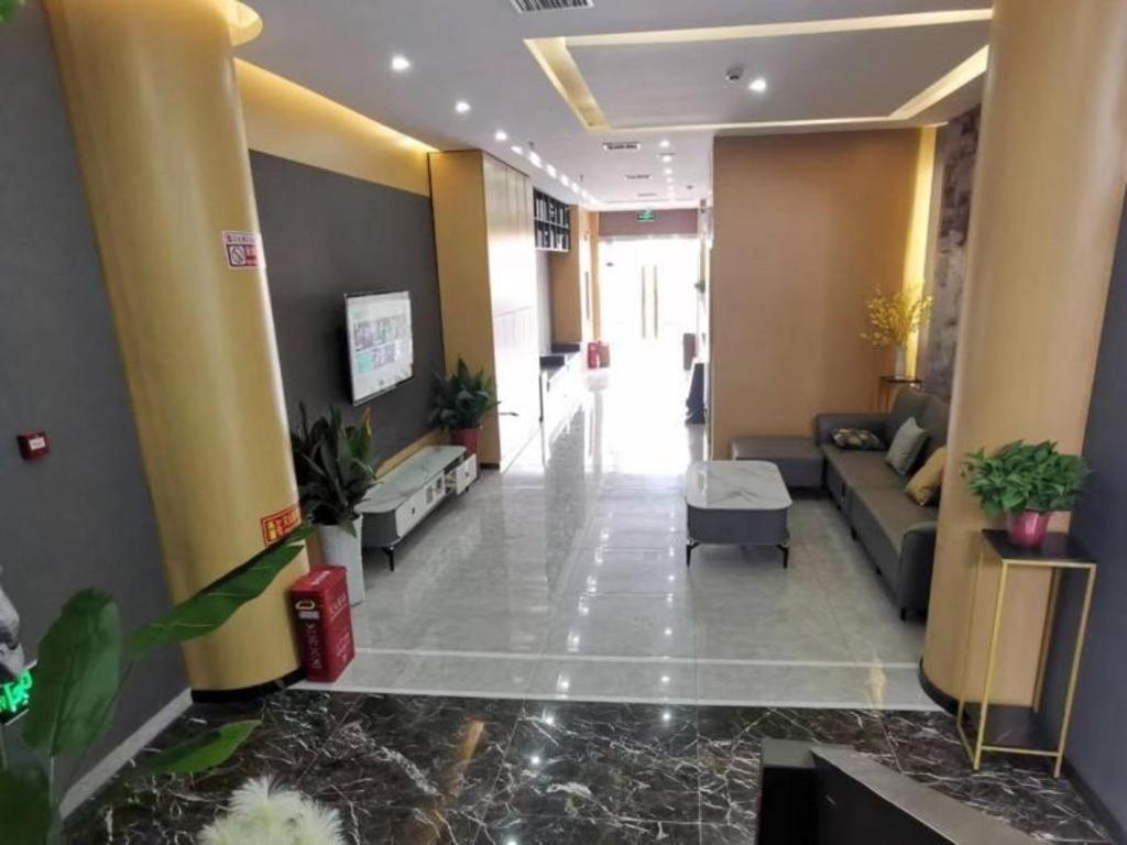 にあるShell Hotel Xuzhou Guanyin Airportのソファー台付き事務所のロビー