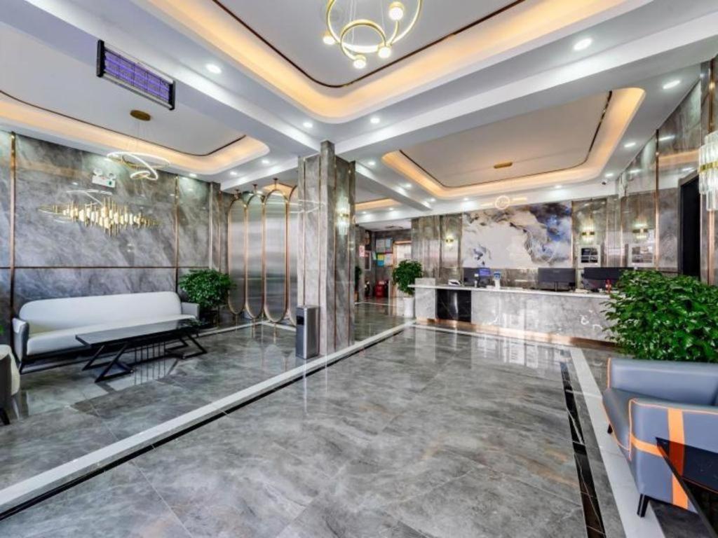 un vestíbulo de un hotel con un piano en GELI Kunming North Railway Station Zoo, en Kunming