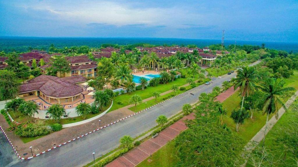 z góry widok na dom z basenem w obiekcie IBOM ICON HOTEL AND GOLF RESORT w mieście Mbiakong