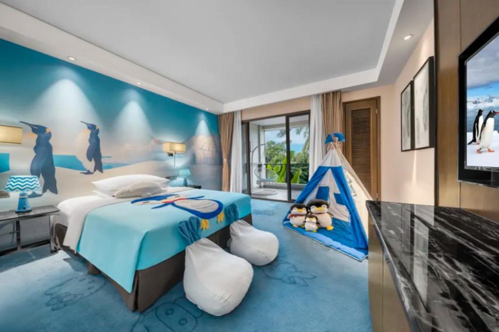 a bedroom with a blue bed and a tv at Country Garden Phoenix Hotel Nanchong in Gaoping