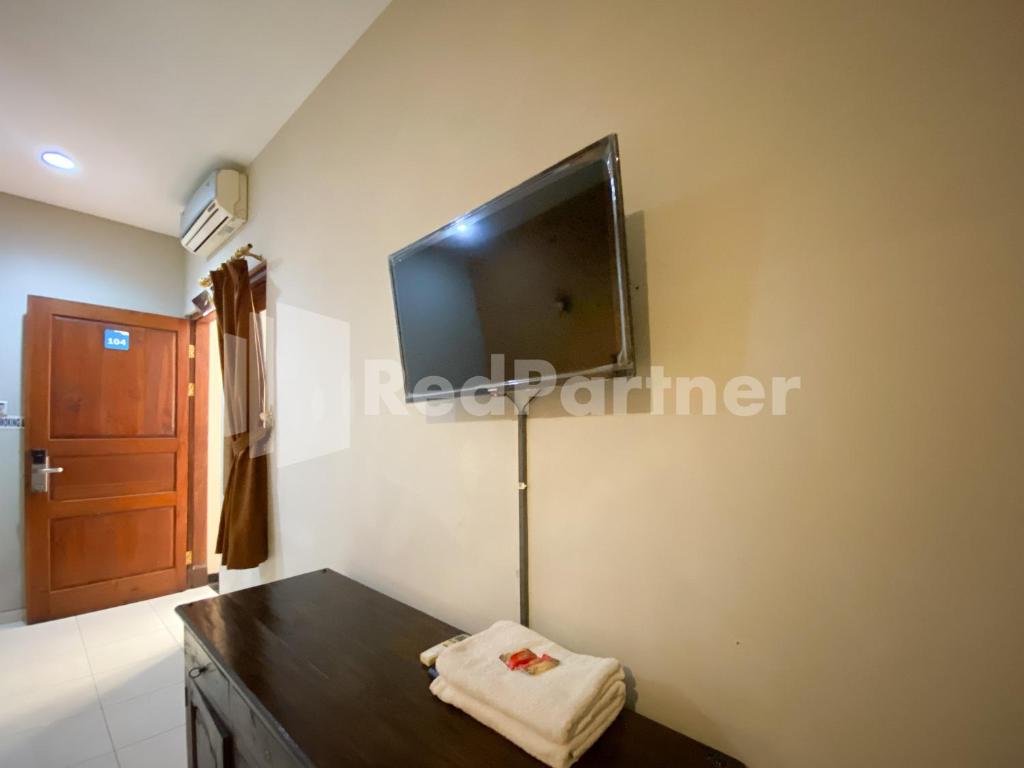 TV a/nebo společenská místnost v ubytování Istana Griya 2 Hotel Solo RedPartner