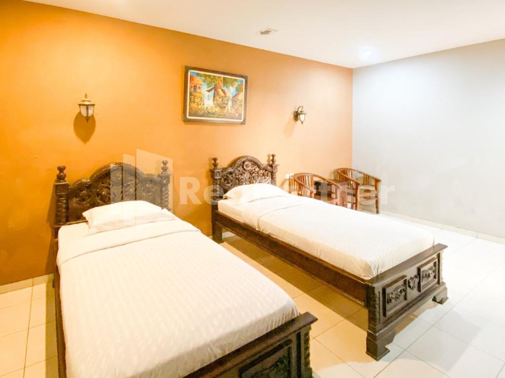 Postel nebo postele na pokoji v ubytování Istana Griya 2 Hotel Solo RedPartner