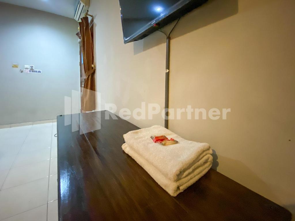 TV a/nebo společenská místnost v ubytování Istana Griya 2 Hotel Solo RedPartner