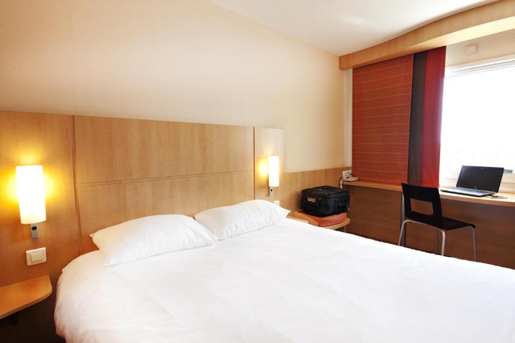 Postel nebo postele na pokoji v ubytování ibis Clermont Ferrand Montferrand