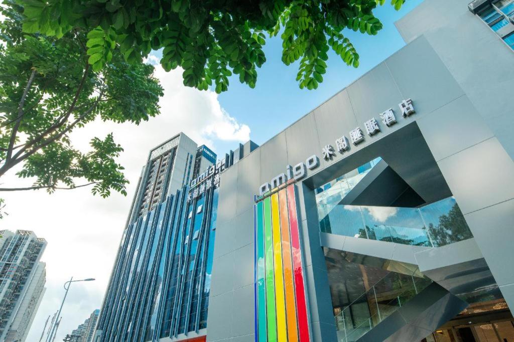 AMIGO migo Sleeping Hotel (mission hills) في Tiantangwei: مبنى به قزاز مرسوم على جانبه