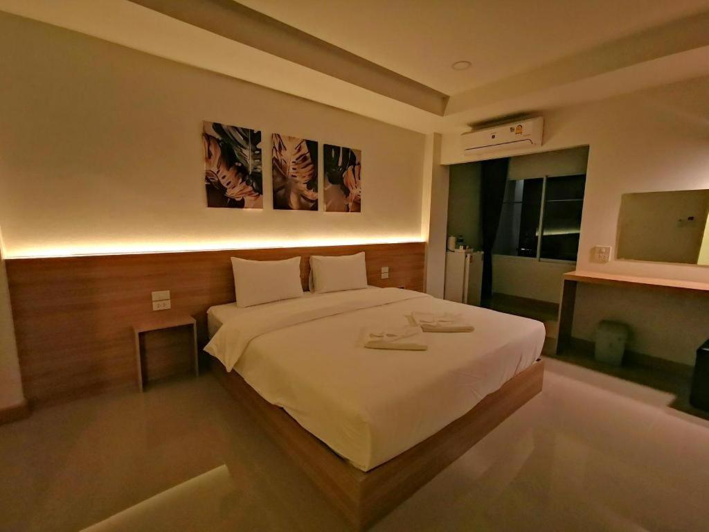 Mali House Sakon Nakhon في محافظة ساكون ناخون: غرفة نوم مع سرير أبيض كبير في غرفة