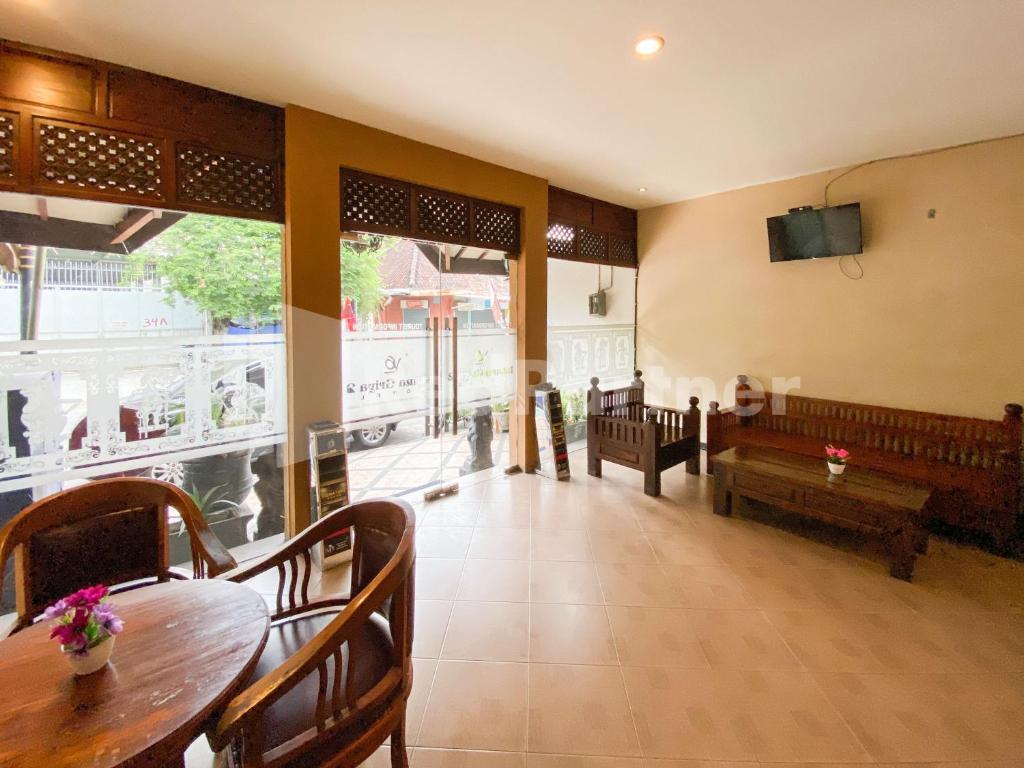 Posezení v ubytování Istana Griya 2 Hotel Solo RedPartner