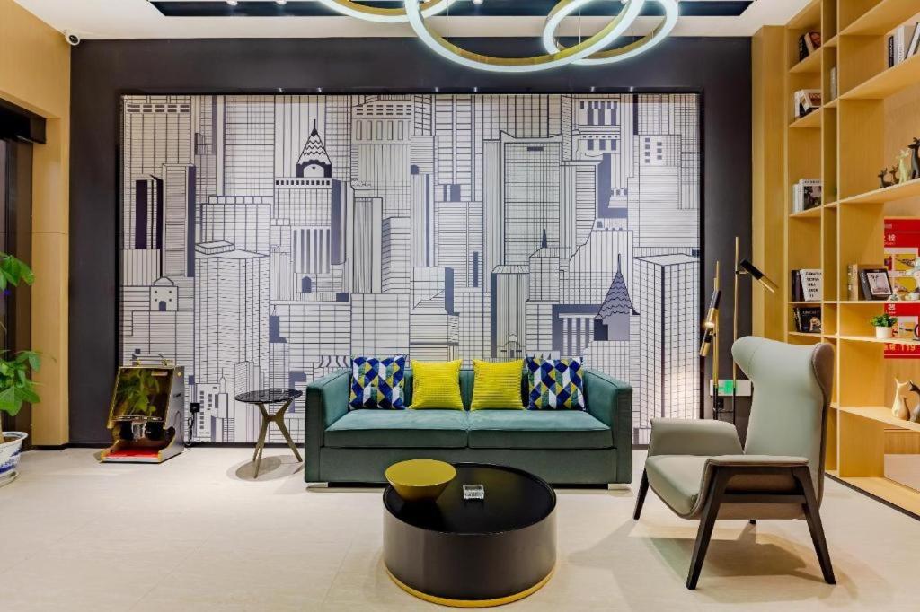 ein Wohnzimmer mit Couch und großem Fenster in der Unterkunft City Comfort Inn Fengcheng Recycle Park Geliyang 