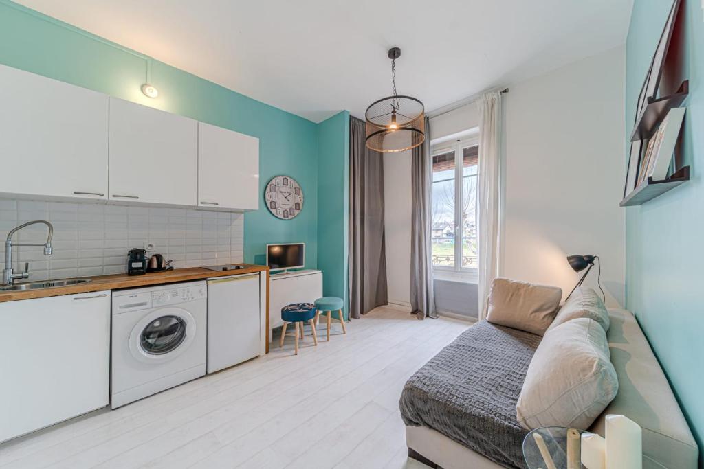 Il dispose d'une cuisine et d'un salon avec un lit et un évier. dans l'établissement Le Berliet - Cosy Studio Near Maison de la Danse, à Lyon
