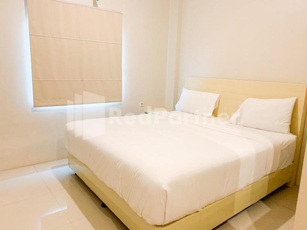 sypialnia z białym łóżkiem w pokoju w obiekcie Hotel Andono RedPartner near YIA w mieście Yogyakarta