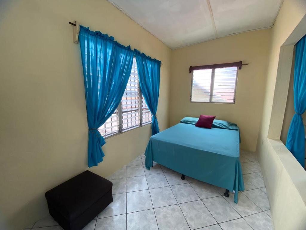 um pequeno quarto com uma cama e uma janela em Casa D'Andrea em Flores