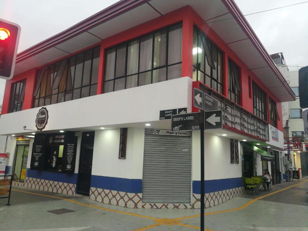 イキケにあるHotel San Felipe Iquiqueの通角の赤白の建物