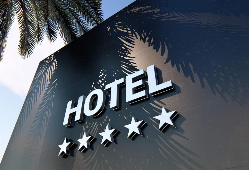 un panneau indiquant un hôtel avec des étoiles sur lui dans l'établissement Explorez le charme et élégance de MMEWEL HÔTEL, à Douala