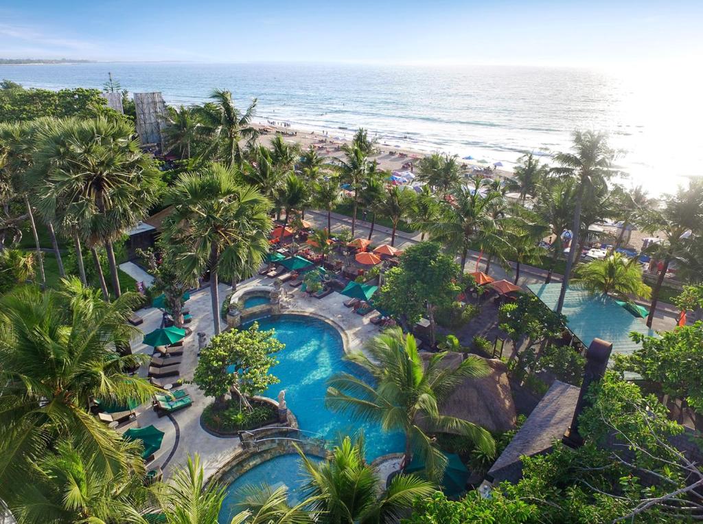 Bazén v ubytování Legian Beach Hotel nebo v jeho okolí