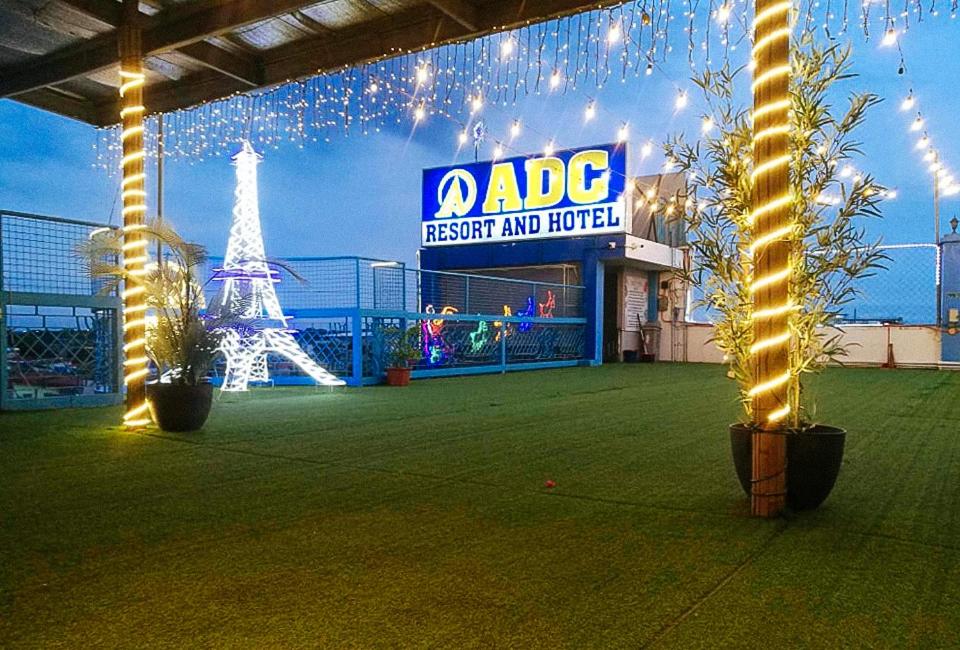 un bâtiment avec des lumières et un panneau avec la tour eiffel dans l'établissement ADC Resort and Hotel Apalit Pampanga, à Apalit