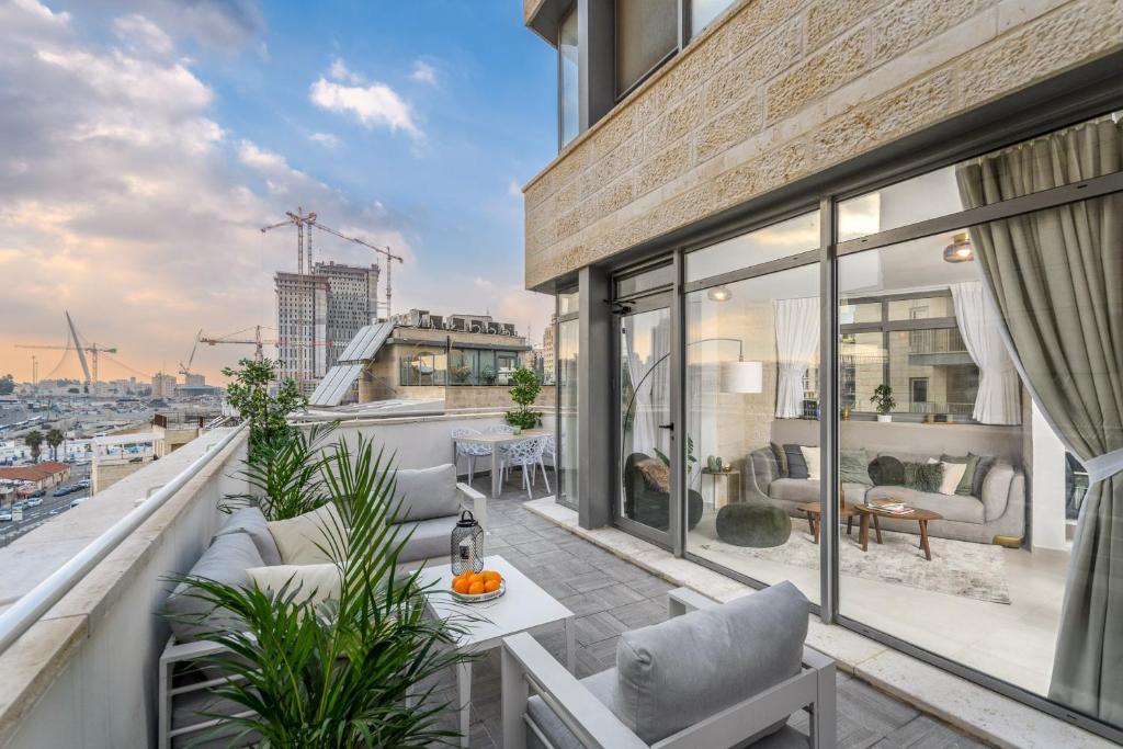 Balkón nebo terasa v ubytování Unique Mini Penthouse In The Heart Of Jerusalem