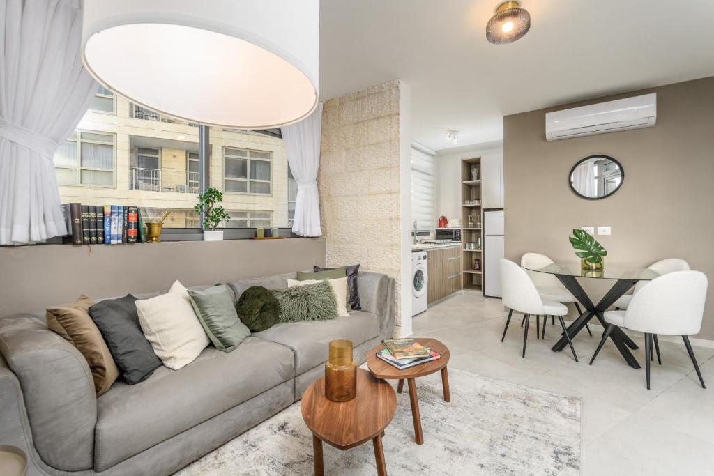 Posezení v ubytování Unique Mini Penthouse In The Heart Of Jerusalem