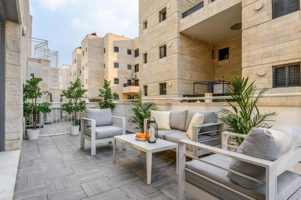 Balkón nebo terasa v ubytování Unique Mini Penthouse In The Heart Of Jerusalem