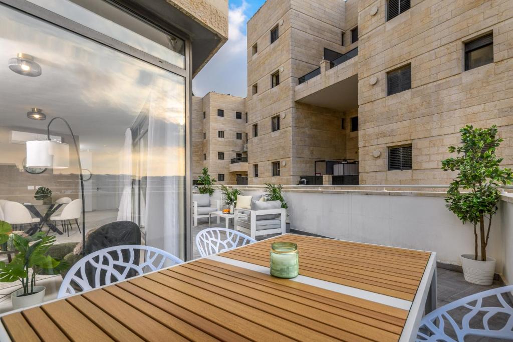 Balkón nebo terasa v ubytování Unique Mini Penthouse In The Heart Of Jerusalem