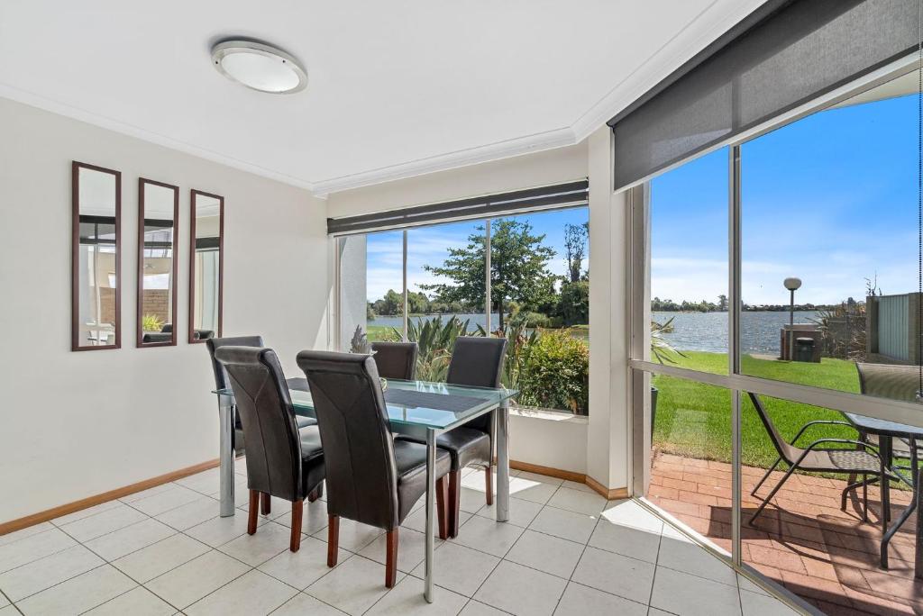 a dining room with a table and chairs at Yarrawonga Lakeside Apartment 49 in Mulwala