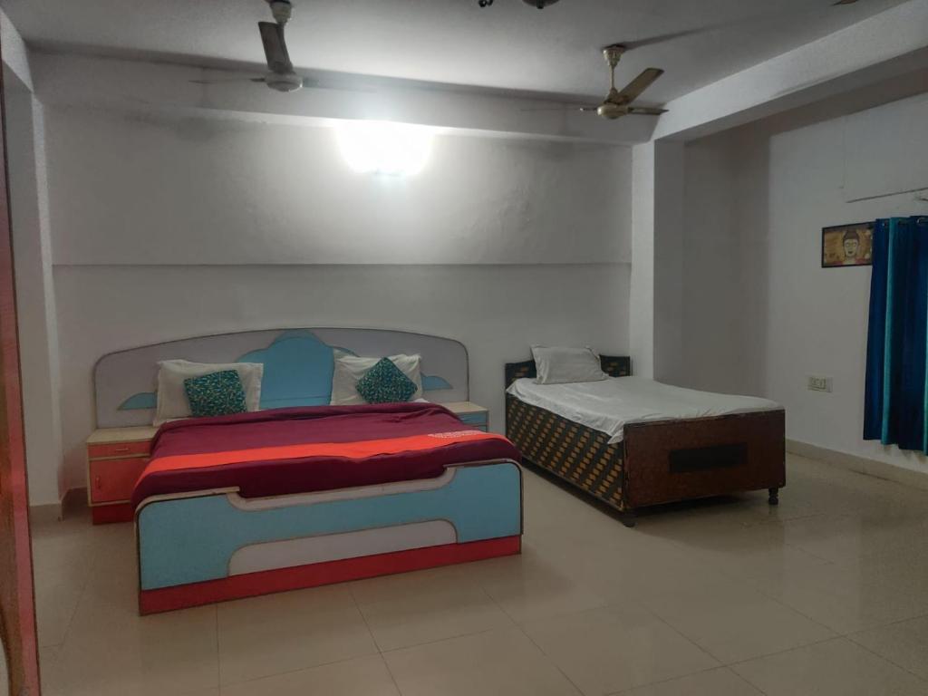 una camera con 2 letti singoli e un materasso di Hotel Abhishek Raaso Inn Tughlakabad BY THE ARRROW a Nuova Delhi