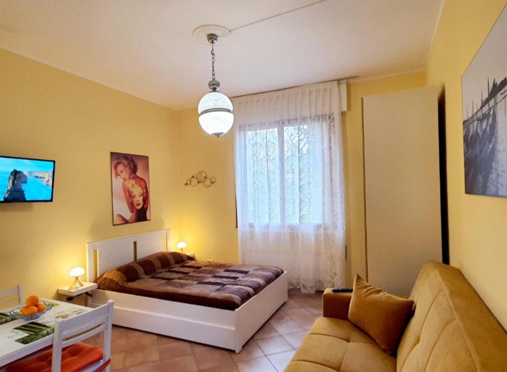 ein Wohnzimmer mit einem Bett und einem Sofa in der Unterkunft La Casetta di Maria in Lido di Venezia