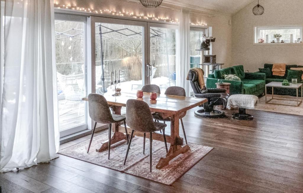 Blidö的住宿－Lovely Home In Blid With Kitchen，客厅配有木桌和椅子