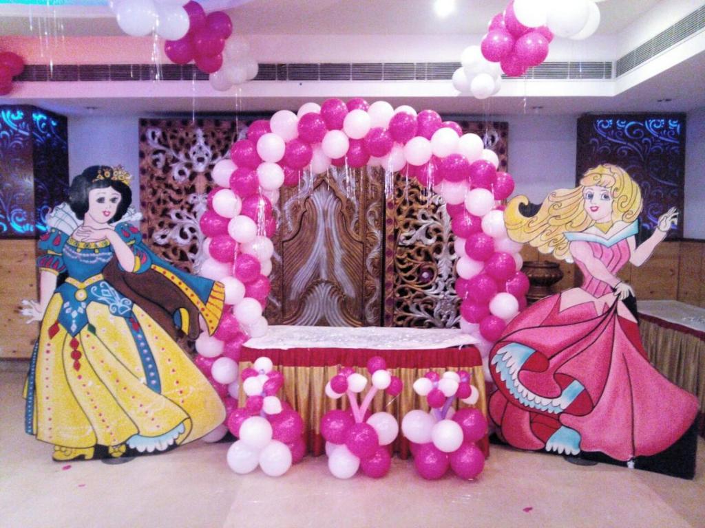 una fiesta de princesas de Disney con globos y un gran arco en Twin Tree en Nueva Delhi