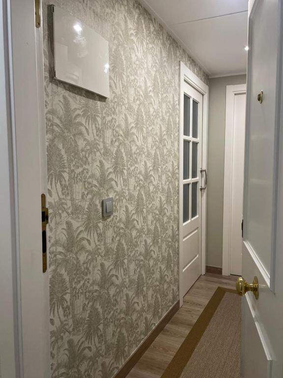 马德里Acogedor apartamento的棕榈树壁画走廊