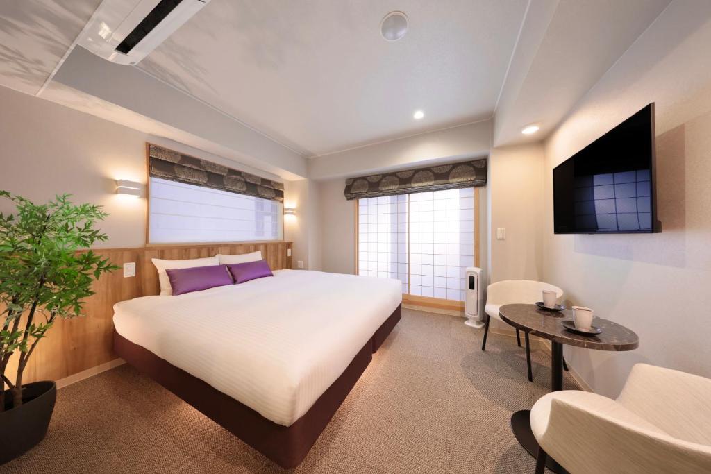 Postel nebo postele na pokoji v ubytování Gion Crystal Hotel