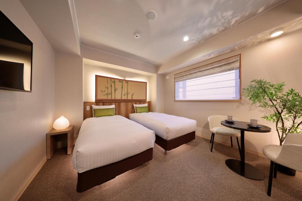 Postel nebo postele na pokoji v ubytování Gion Crystal Hotel
