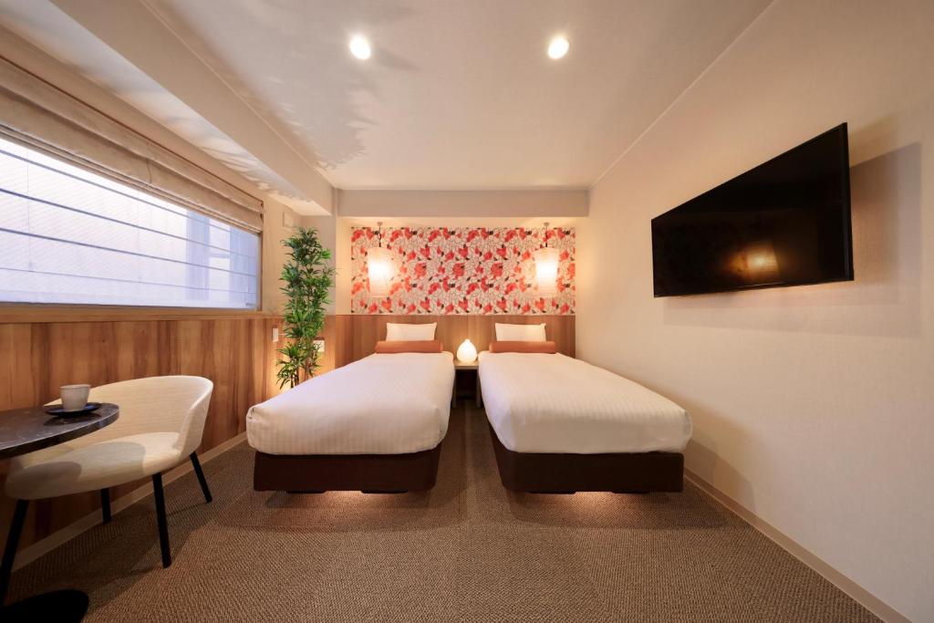 Postel nebo postele na pokoji v ubytování Gion Crystal Hotel