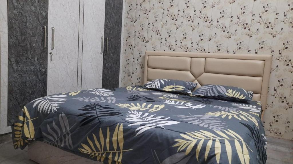 Preet Home Stay في فاراناسي: سرير وبطانية ووسائد زرقاء وصفراء