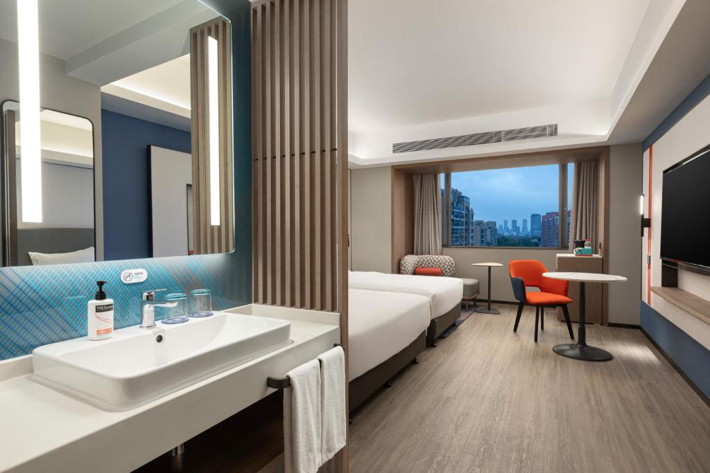TV a/nebo společenská místnost v ubytování Holiday Inn Express Shanghai Gumei by IHG