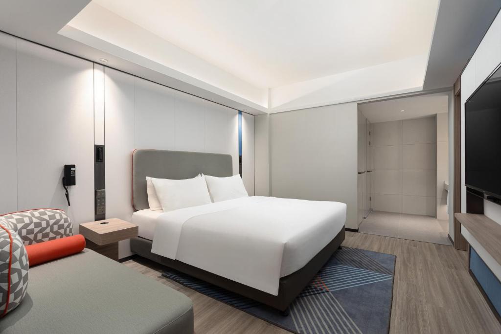 Postel nebo postele na pokoji v ubytování Holiday Inn Express Shanghai Gumei by IHG
