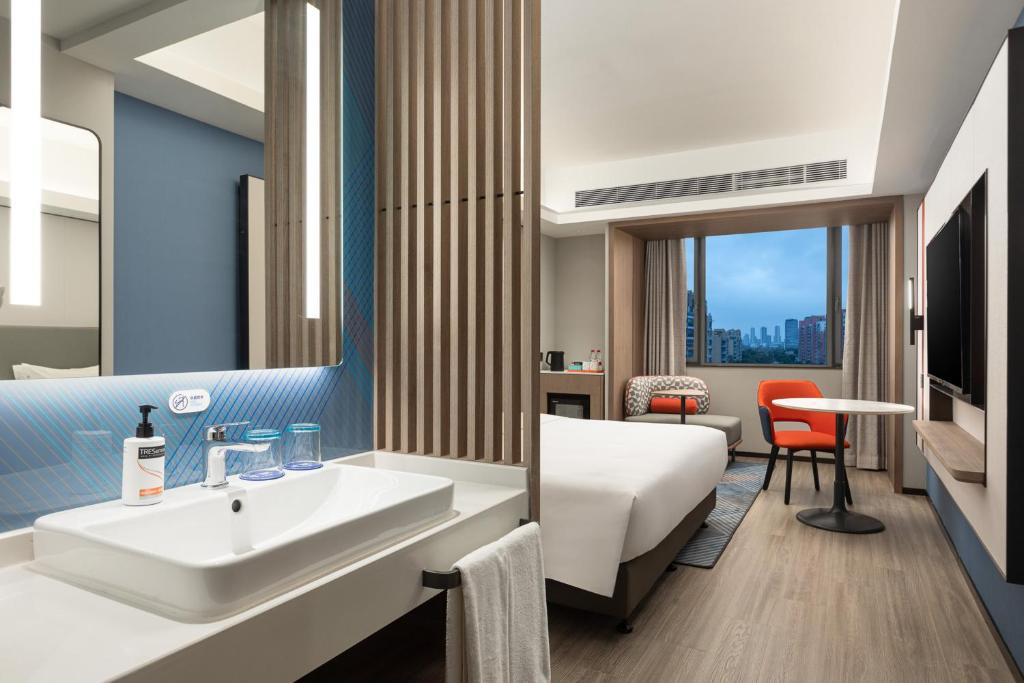 Postel nebo postele na pokoji v ubytování Holiday Inn Express Shanghai Gumei by IHG