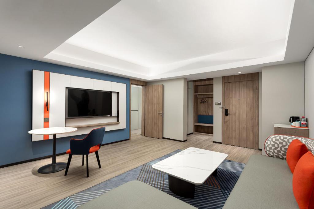 TV a/nebo společenská místnost v ubytování Holiday Inn Express Shanghai Gumei by IHG
