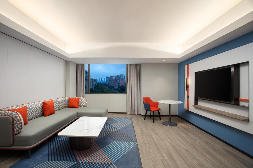 TV a/nebo společenská místnost v ubytování Holiday Inn Express Shanghai Gumei by IHG