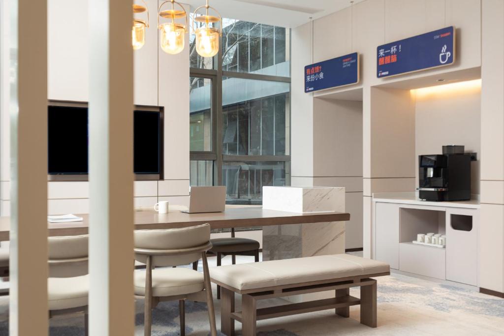 Kuchyň nebo kuchyňský kout v ubytování Holiday Inn Express Shanghai Gumei by IHG