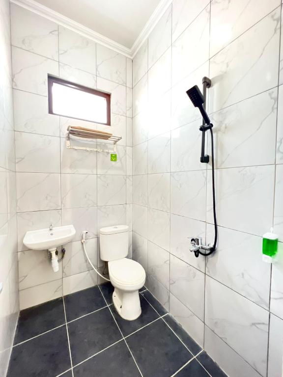 Koupelna v ubytování Ayuri Hotel Malioboro