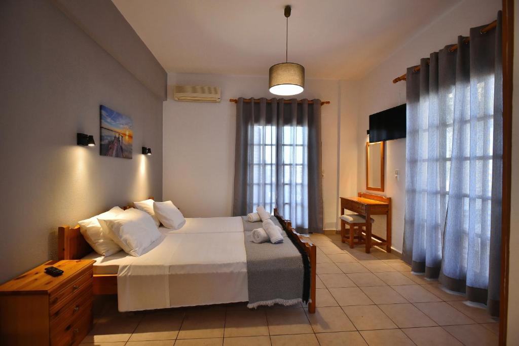 Postel nebo postele na pokoji v ubytování Mari Evans Apartments