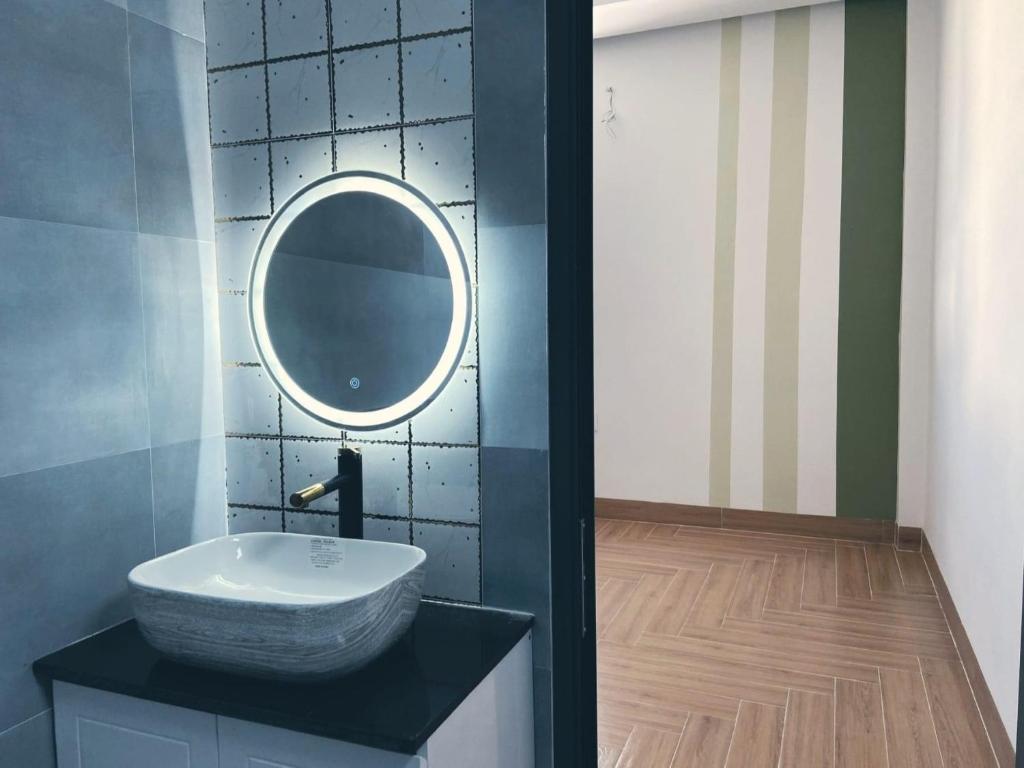 y baño con lavabo y espejo. en Nhà Nghỉ Thảo Tiên, en Xóm Tràm Cửa