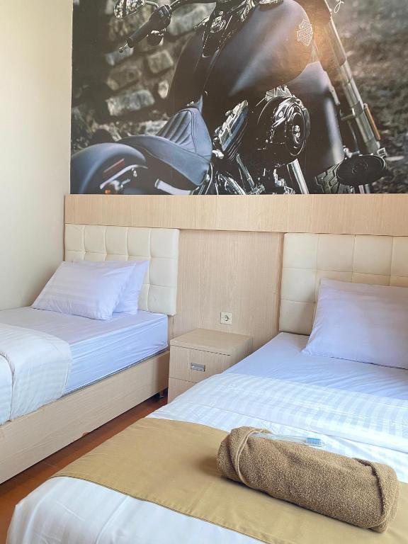 Postel nebo postele na pokoji v ubytování Ayuri Hotel Malioboro