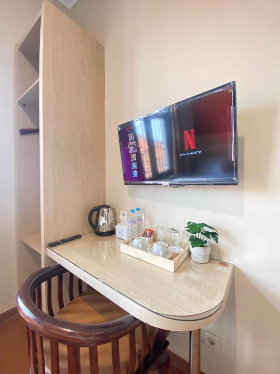 TV a/nebo společenská místnost v ubytování Ayuri Hotel Malioboro