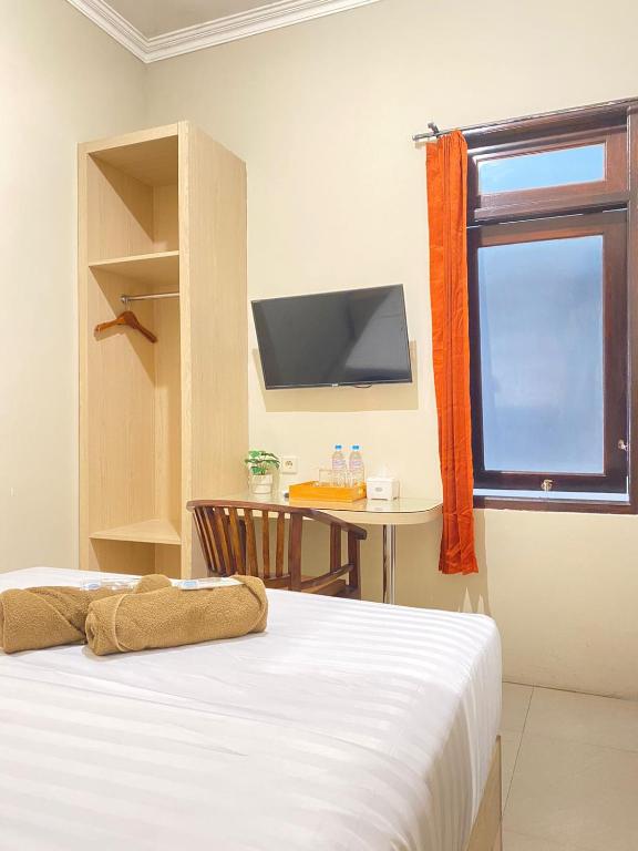 Postel nebo postele na pokoji v ubytování Ayuri Hotel Malioboro