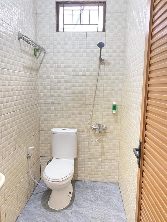 Koupelna v ubytování Ayuri Hotel Malioboro