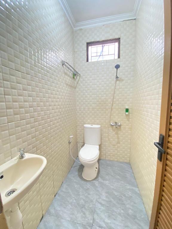 Koupelna v ubytování Ayuri Hotel Malioboro