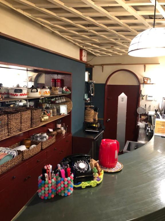 cocina con encimera y mesa con comida en tsubame-ya en Kioto