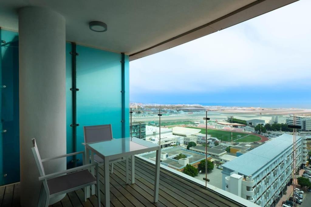 ジブラルタルにあるOCEAN SPA Suite 11-Hosted by Sweetstayの海の景色を望むバルコニー(テーブル、椅子付)