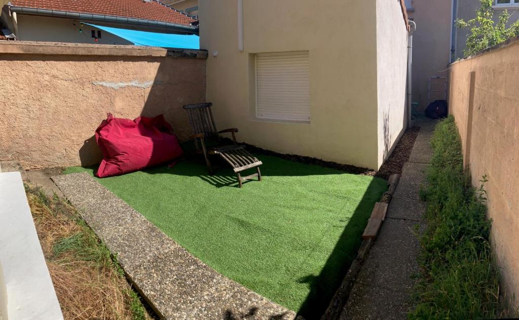 Vonkajšia záhrada v ubytovaní Jolie, cozy, confortable maison de ville au calme à 5min du centre de Verdun, parking devant la maison